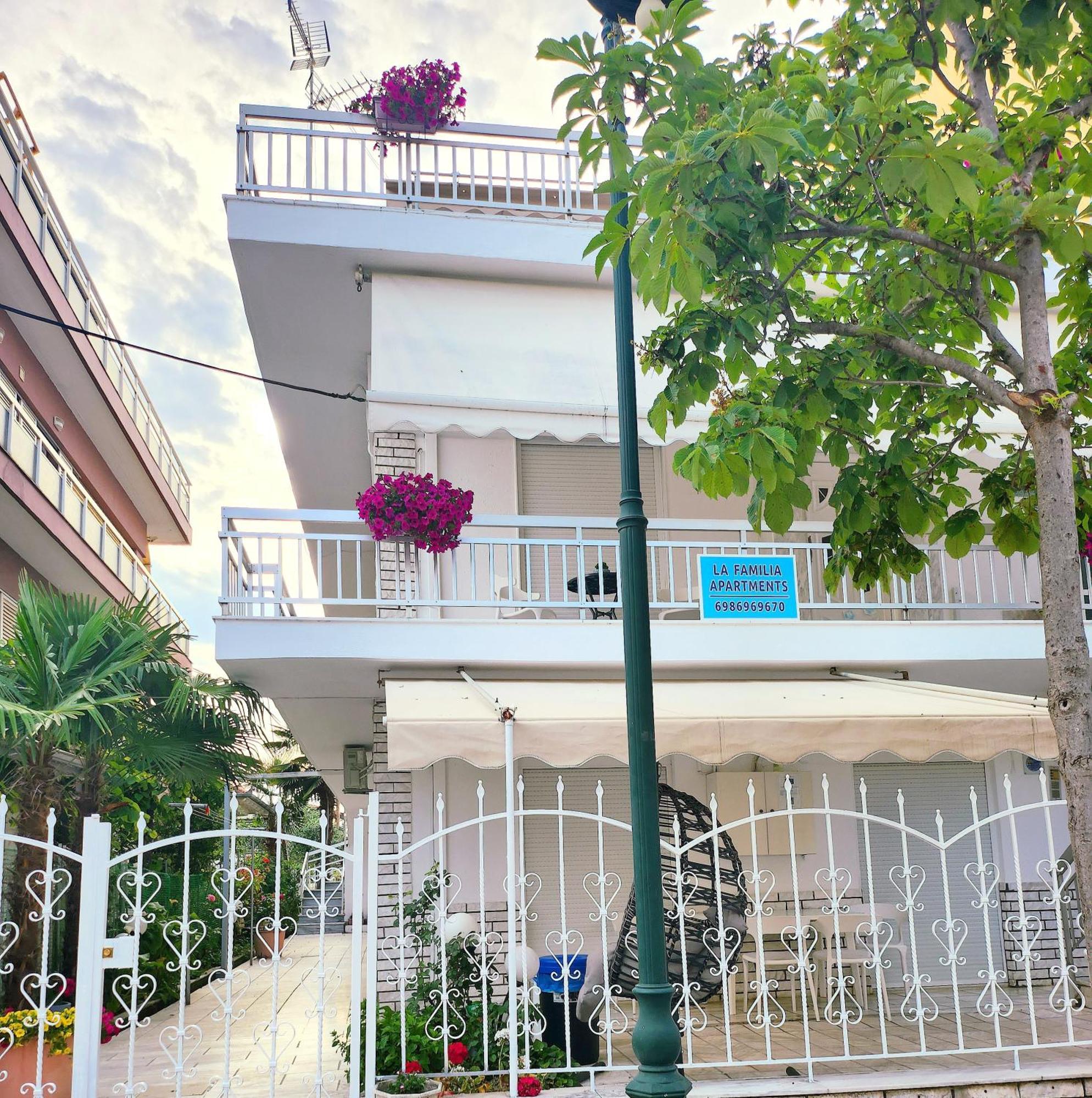 La Familia Apartments Olympiakí Aktí Exteriér fotografie
